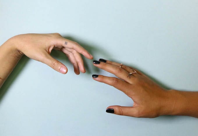 Fingertattoos: was man beachten muss & wo man sie stechen lässt – wir verraten unsere Tipps